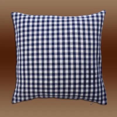 Quadratisches Kissen mit blau-weißem Karomuster vor einem Hintergrund mit braunem Farbverlauf.