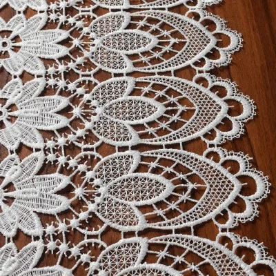 Luftspitzen-Tischläufer Frida Plauener Spitze natur Ausschnitt außen