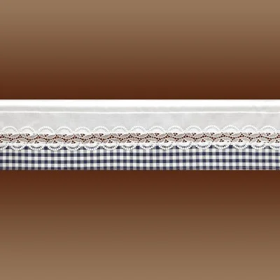 Ein weißer Stoff mit einer mittleren Reihe filigraner weißer Spitze mit Wellenmuster, die unten von blauen und weißen Gingham-Karos eingefasst ist; der Hintergrund geht von hell- zu dunkelbraun über.