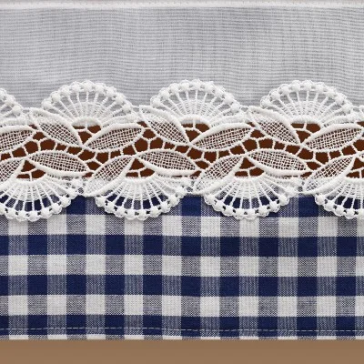 Weiße Spitzenborte mit komplizierten Blumenmustern ist zwischen einem einfarbigen weißen Stoff oben und einem blau-weiß karierten Stoff unten eingenäht. Die Spitze bildet eine horizontale Zierborte, die einen eleganten Kontrast zwischen den schlichten Stoffen bildet.