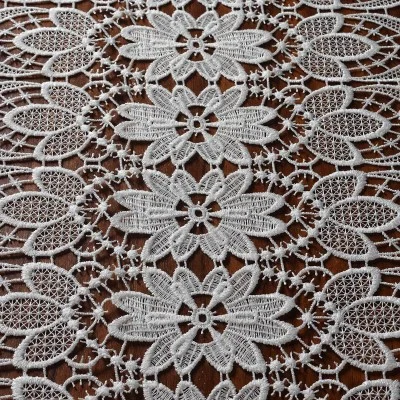 Luftspitzen-Tischläufer Frida Plauener Spitze natur Ausschnitt Mitte