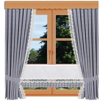 Ein holzgerahmtes Fenster mit Blick auf grüne Bäume draußen. Das Fenster ist mit blau-weiß karierten Vorhängen bedeckt, die mit weißer Spitze eingefasst und zurückgebunden sind. Ein passender kurzer Gingham-Volant mit Spitzenbesatz verläuft über die untere Hälfte des Fensters.