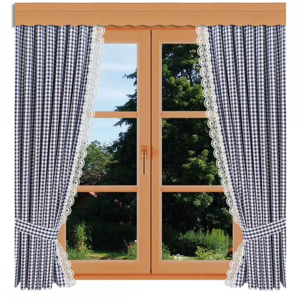Ein holzgerahmtes Fenster mit blau-weiß karierten Vorhängen, die zurückgezogen sind und den Blick auf einen grünen Garten mit Bäumen und Büschen freigeben.