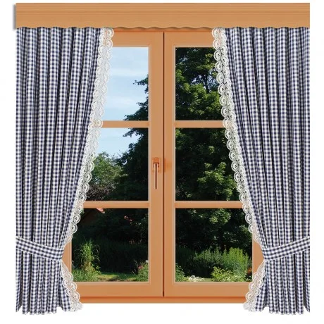 Ein holzgerahmtes Fenster mit blau-weiß karierten Vorhängen, die zurückgezogen sind und den Blick auf einen grünen Garten mit Bäumen und Büschen freigeben.