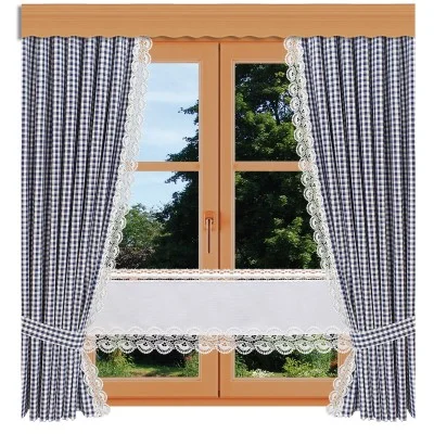 Ein holzgerahmtes Fenster mit blau-weiß karierten Vorhängen und Spitzenbesatz, das teilweise geöffnet ist und den Blick auf einen üppigen grünen Garten und Bäume freigibt. Die untere Hälfte des Fensters ist mit einem weißen Spitzenvolant verziert.