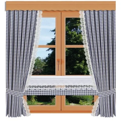 Ein holzgerahmtes Fenster mit blau-weiß karierten Vorhängen, die auf jeder Seite zurückgebunden sind, sowie einem passenden karierten Volant und einem spitzenbesetzten Halbvorhang. Draußen sind üppig grüne Bäume zu sehen.