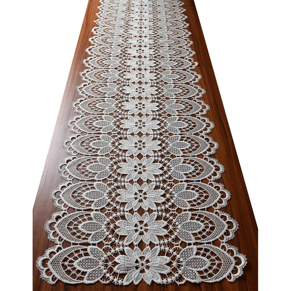 Luftspitzen-Tischläufer Frida Plauener Spitze natur auf Tisch