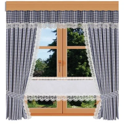 Ein holzgerahmtes Fenster mit blau-weiß karierten Vorhängen mit Spitzenbesatz, das teilweise geöffnet ist und den Blick auf einen Garten mit grünen Bäumen und Gras freigibt.