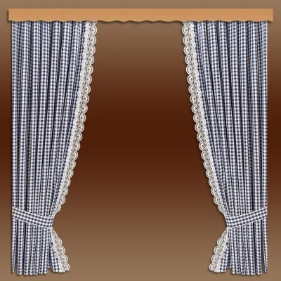 Blau-weiß karierte Vorhänge mit Spitzenbesatz, die auf jeder Seite zurückgebunden sind und an einer Holzstange vor einem braunen Hintergrund hängen.