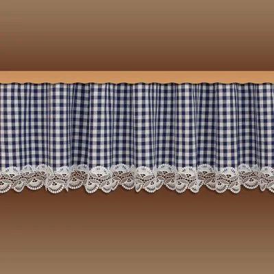 Ein blau-weiß karierter Vorhang hängt an einer Holzstange. Der Vorhang hat eine Spitzenbordüre mit einem komplizierten Blumenmuster entlang der unteren Kante vor einem braunen Hintergrund.