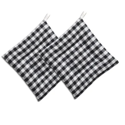 Zwei schwarz-weiß karierte Topflappen aus Stoff mit Schlaufen zum Aufhängen, nebeneinander auf weißem Hintergrund.