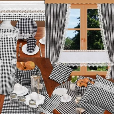 Eine gemütliche Küchenszene mit einem Holztisch, der für das Frühstück gedeckt ist, mit schwarz-weiß kariertem Geschirr, Servietten und Gedecken, mit passenden Vorhängen und einem Fenster, durch das Grün nach draußen fällt.