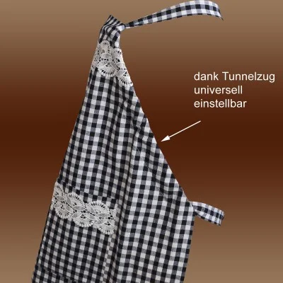 Eine schwarz-weiß karierte Schürze mit Spitzendetails wird vor einem Hintergrund mit braunem Farbverlauf gezeigt. Ein weißer Pfeil weist auf das Nackenband mit der Aufschrift "dank Tunnelzug universell einstellbar" hin, um dessen Verstellbarkeit zu betonen.