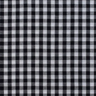 Nahaufnahme eines Stoffes mit schwarz-weißem Gingham-Muster, das gleichmäßig verteilte kleine Karos in einem Gittermuster aufweist. Die Quadrate wechseln zwischen Schwarz und Weiß, wodurch ein klassisches, symmetrisches Muster entsteht, das häufig für Hemden und Tischdecken verwendet wird.