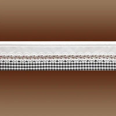 Ein weißer Stoff mit dekorativer Spitzenverzierung und einem braunen Band liegt über einem schwarz-weiß karierten Tuch. Der Hintergrund besteht aus einem sanften Farbverlauf in Brauntönen, der dem Bild einen warmen, neutralen Ton verleiht.