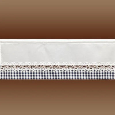Ein Stoffpaneel aus weißem Stoff mit einem dekorativen weißen Spitzenbesatz und einem Muster aus blauen und weißen Gingham-Karos entlang der unteren Kante vor einem Hintergrund mit braunem Farbverlauf.