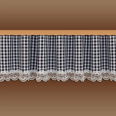 Ein Vorhang mit einem schwarz-weiß karierten Muster hängt an einer Holzstange. Der untere Rand des Vorhangs ist mit einer weißen Spitzenbordüre mit Blumenmuster verziert. Der Hintergrund ist ein sanfter brauner Farbverlauf.