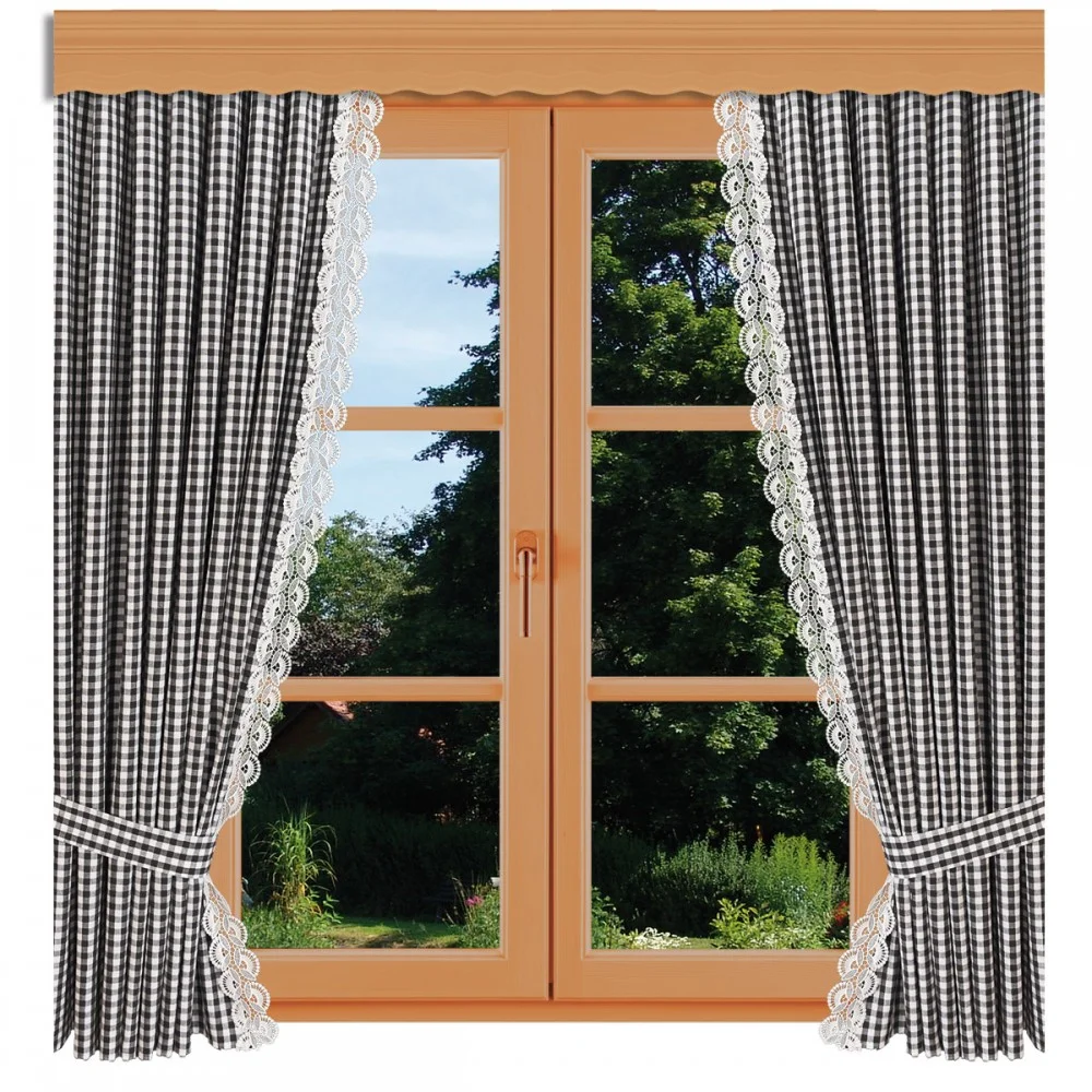 Ein holzgerahmtes Fenster mit schwarz-weiß karierten Vorhängen mit Spitzenbesatz, die auf beiden Seiten zurückgebunden sind und den Blick auf einen Garten mit grünen Bäumen und Gras freigeben.