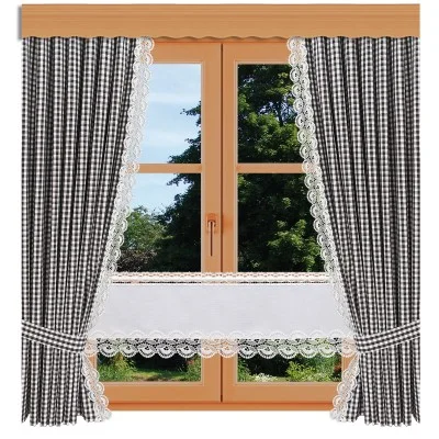 Ein holzgerahmtes Fenster mit schwarz-weiß karierten Vorhängen und weißer Spitzenborte blickt auf einen grünen, begrünten Garten mit Bäumen und Sträuchern.