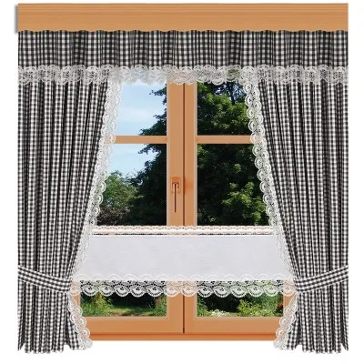 Ein holzgerahmtes Fenster mit schwarz-weiß karierten Vorhängen und weißer Spitzenborte, die zurückgebunden werden und den Blick auf grüne Bäume und Gras freigeben. Ein Spitzenvolant und eine mit Spitze besetzte untere Blende vervollständigen die Fensterdekoration.