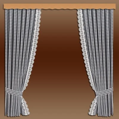 Die schwarz-weiß karierten Vorhänge mit Spitzenbesatz werden auf beiden Seiten zurückgebunden, so dass ein brauner Hintergrund mit Farbverlauf zum Vorschein kommt. Die Vorhänge hängen an einer Holzstange und haben oben einen Volant mit Wellenschliff.