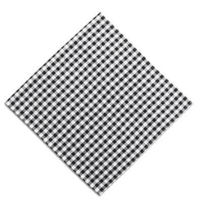 Eine sauber gefaltete, quadratische Serviette mit einem schwarz-weiß karierten Muster auf weißem Hintergrund, die diagonal angeordnet ist.