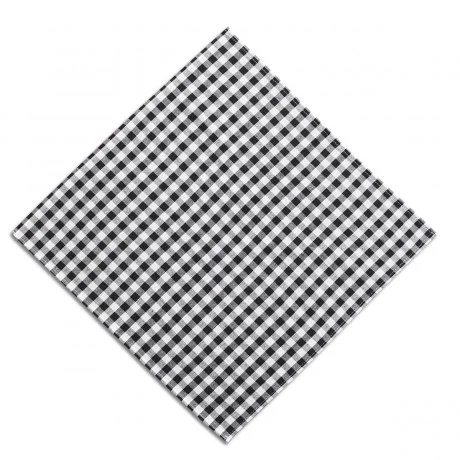 Eine sauber gefaltete, quadratische Serviette mit einem schwarz-weiß karierten Muster auf weißem Hintergrund, die diagonal angeordnet ist.