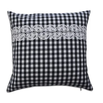 Quadratisches Kissen mit schwarz-weißem Karomuster und einem horizontalen Streifen aus weißer Spitze auf der Vorderseite.