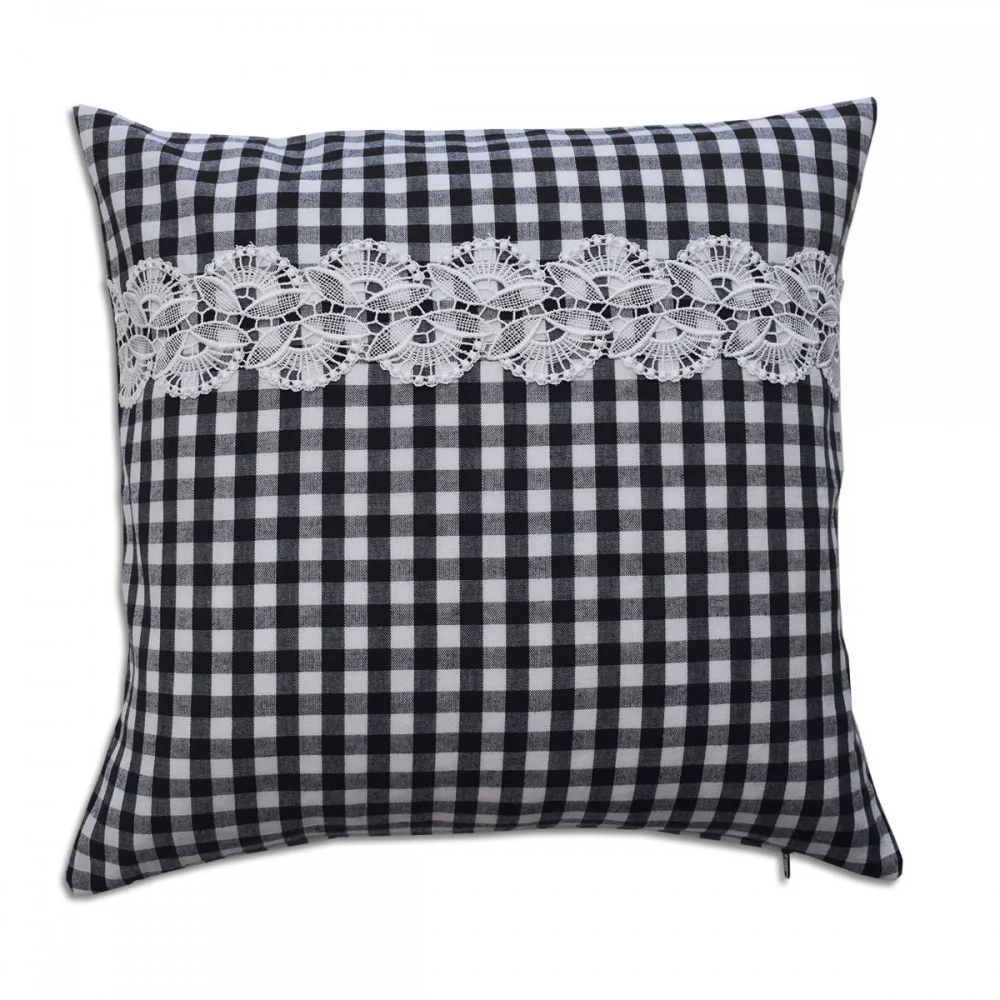 Quadratisches Kissen mit schwarz-weißem Karomuster und einem horizontalen Streifen aus weißer Spitze auf der Vorderseite.