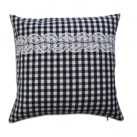 Quadratisches Kissen mit schwarz-weißem Karomuster und einem horizontalen Streifen aus weißer Spitze auf der Vorderseite.
