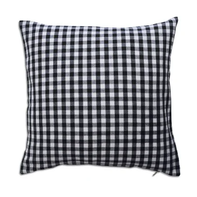 Ein quadratisches Kissen mit einem schwarz-weiß karierten Gingham-Muster auf einem schlichten weißen Hintergrund.