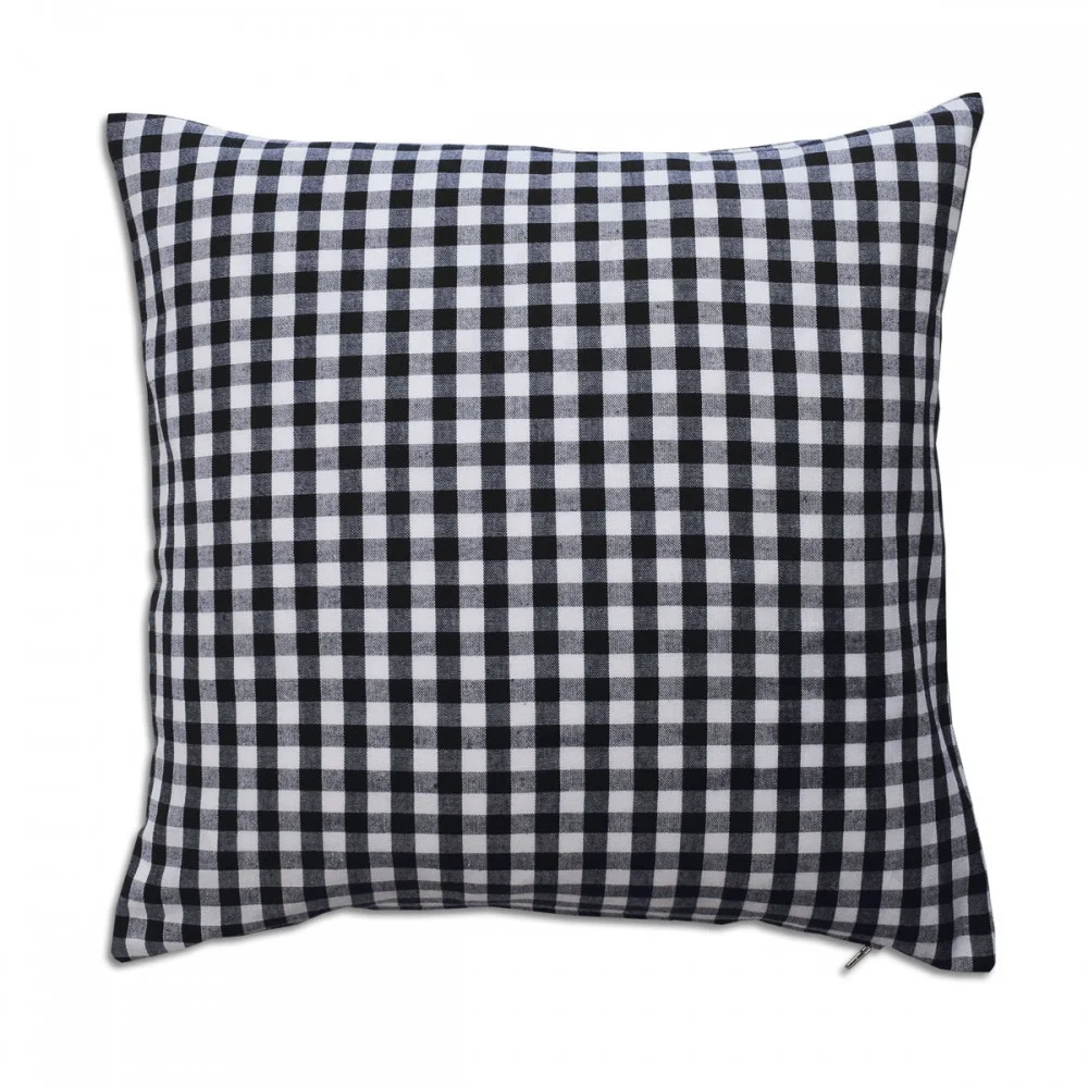 Ein quadratisches Kissen mit einem schwarz-weiß karierten Gingham-Muster auf einem schlichten weißen Hintergrund.