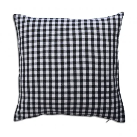 Ein quadratisches Kissen mit einem schwarz-weiß karierten Gingham-Muster auf einem schlichten weißen Hintergrund.