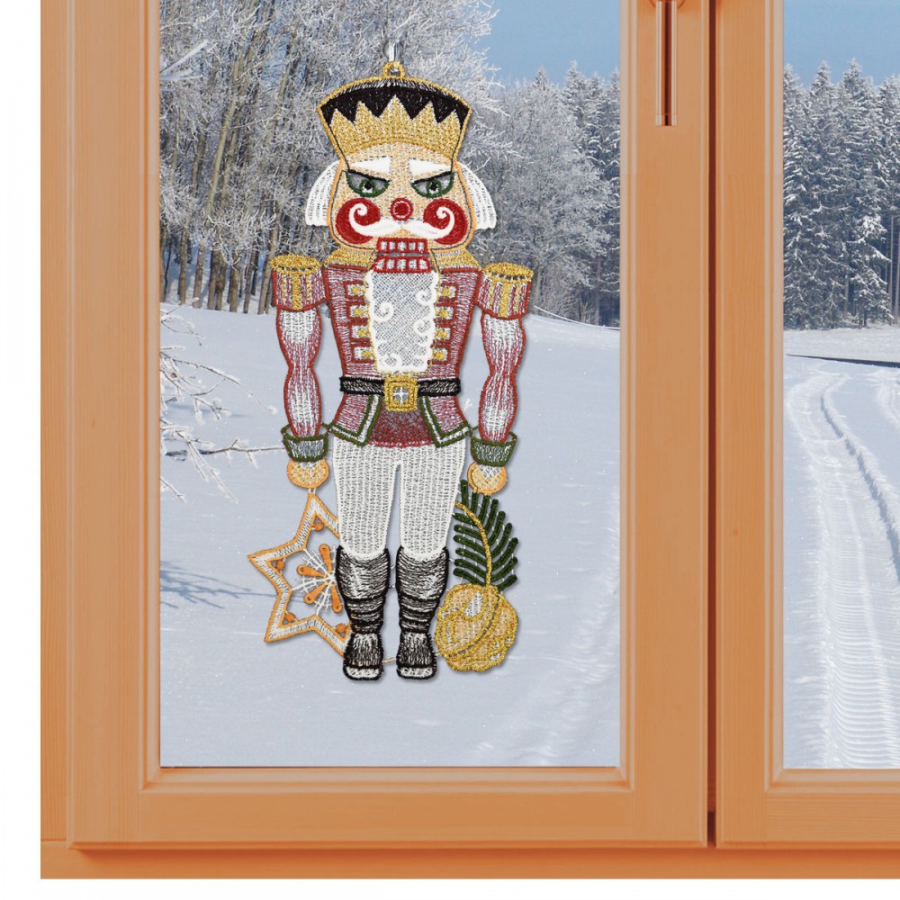 Spitzenbild Nussknacker in rot aus Plauener Spitze am Fenster