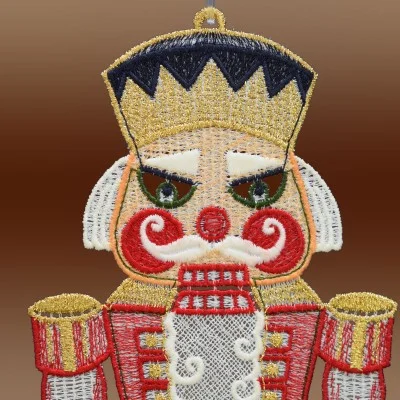 Fensterhänger Nussknacker aus Plauener Stickerei Detailbild