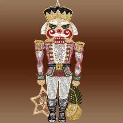 Fensterdeko Nussknacker in rot aus Plauener Spitze Musterbilder