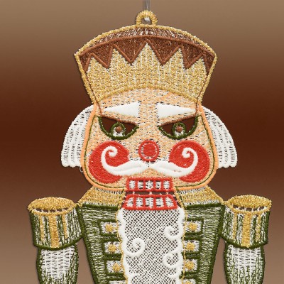 Fensterdeko Nussknacker in grün aus Plauener Spitze Detailbild