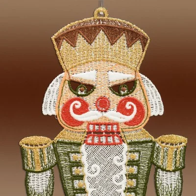 Fensterdeko Nussknacker in grün aus Plauener Spitze Detailbild