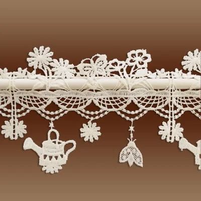 Feenhaus Scheibengardine Sommerwiese aus Plauener Spitze Detailbild