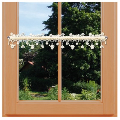 Feenhausgardine Sommerwiese aus Plauener Stickerei am Fenster