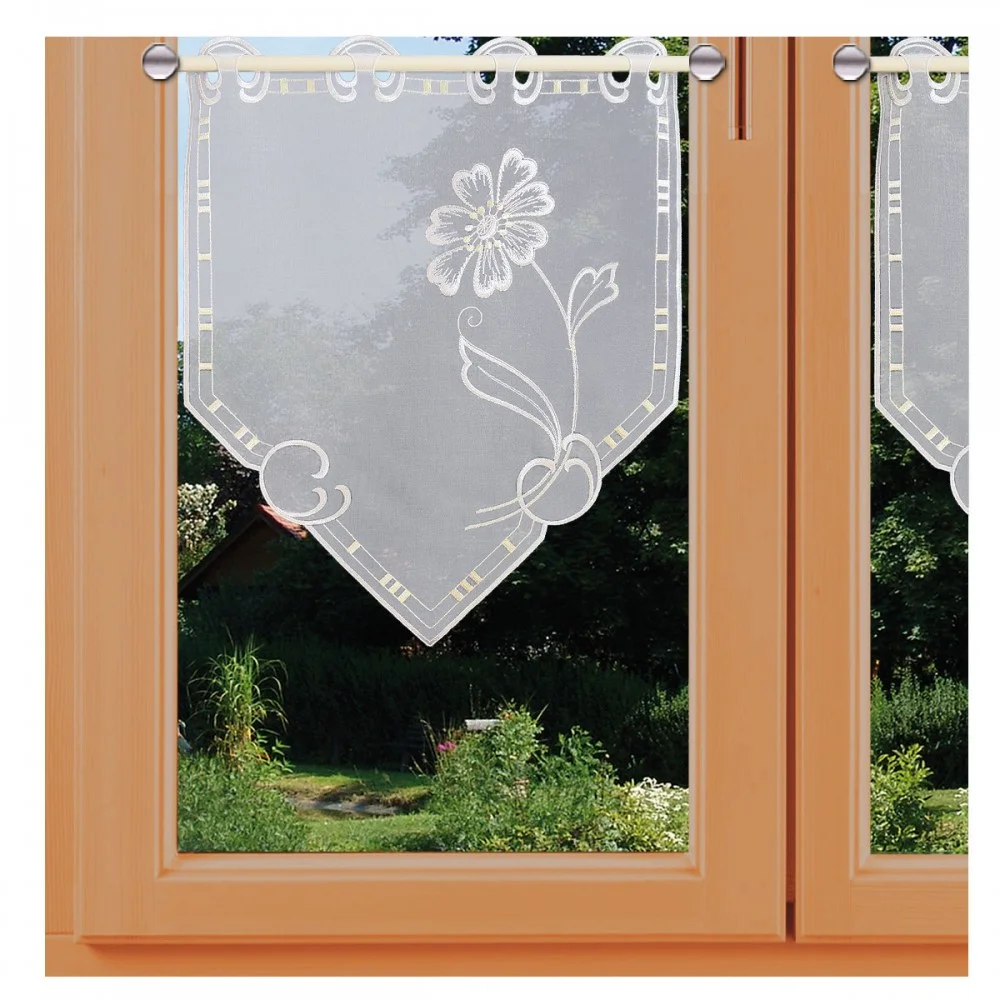 Scheibenhänger Mona mit Blütenstickerei klein Plauener Spitze am Fenster