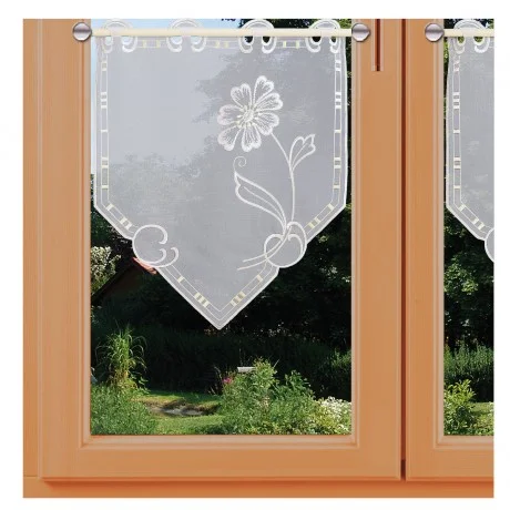 Scheibenhänger Mona mit Blütenstickerei klein Plauener Spitze am Fenster