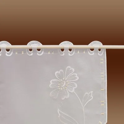 Scheibenhänger Mona mit Blüten Detailbild gestickter Stangendurchzug