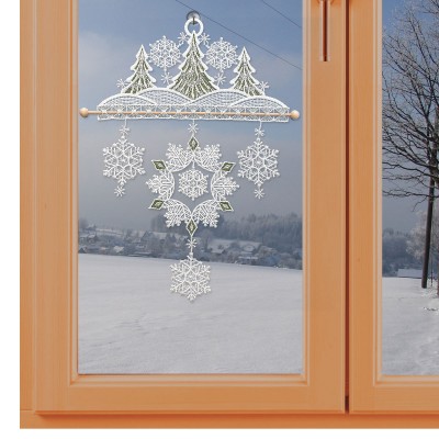 Windspiel Fensterbild Winterwald aus Plauener Stickerei am Fenster