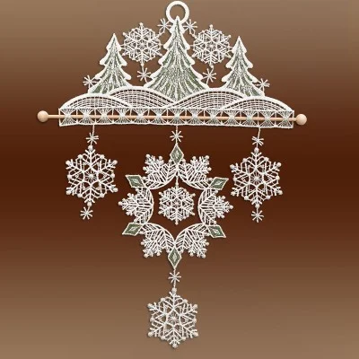 Windspiel Fensterbild Winterwald aus Plauener Spitze Musterbild