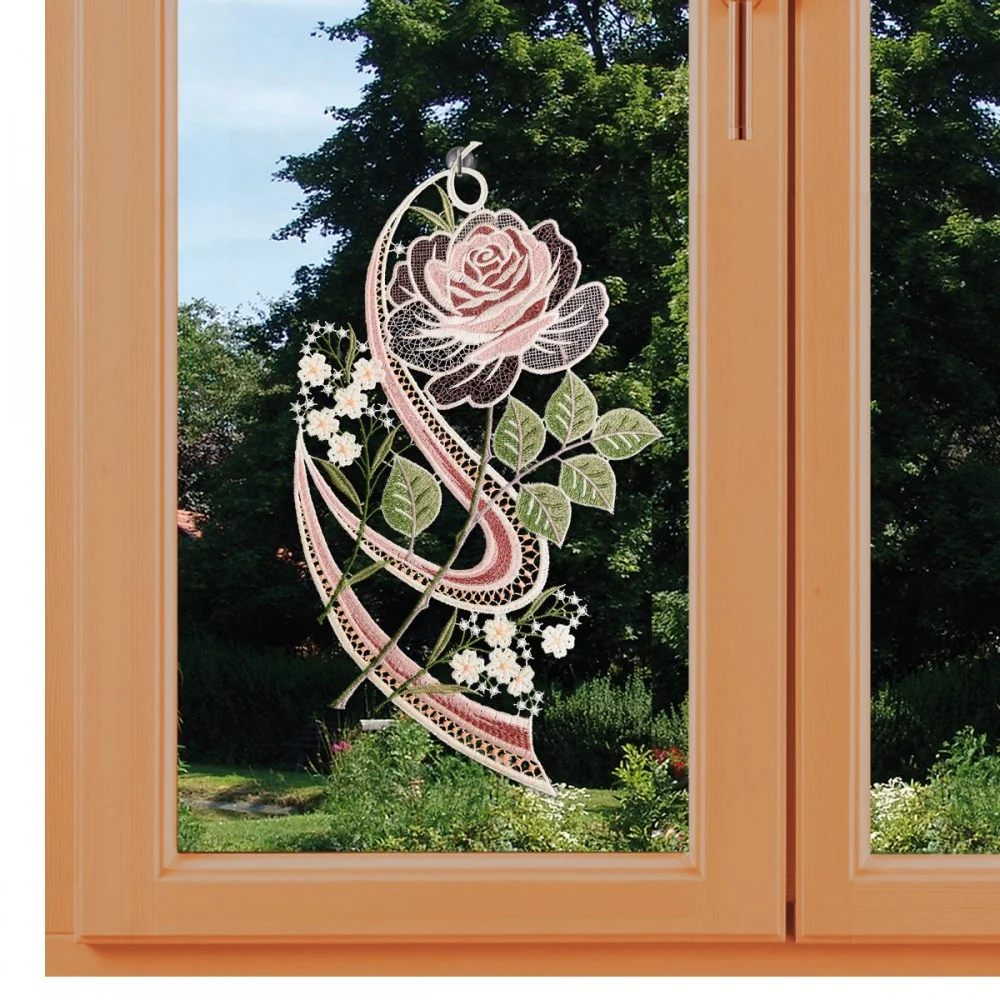 Spitzenbild Rosentraum aus Plauener Stickerei am Fenster