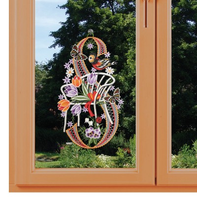 Spitzenbild Tulpenstrauß mit Schmetterling am Fenster