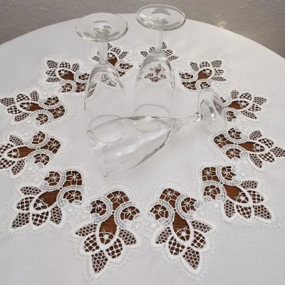 Spitzenrahmendecke Jette Mitteldecke rund mit Mitteleinsatz Musterbild mit Dekoration