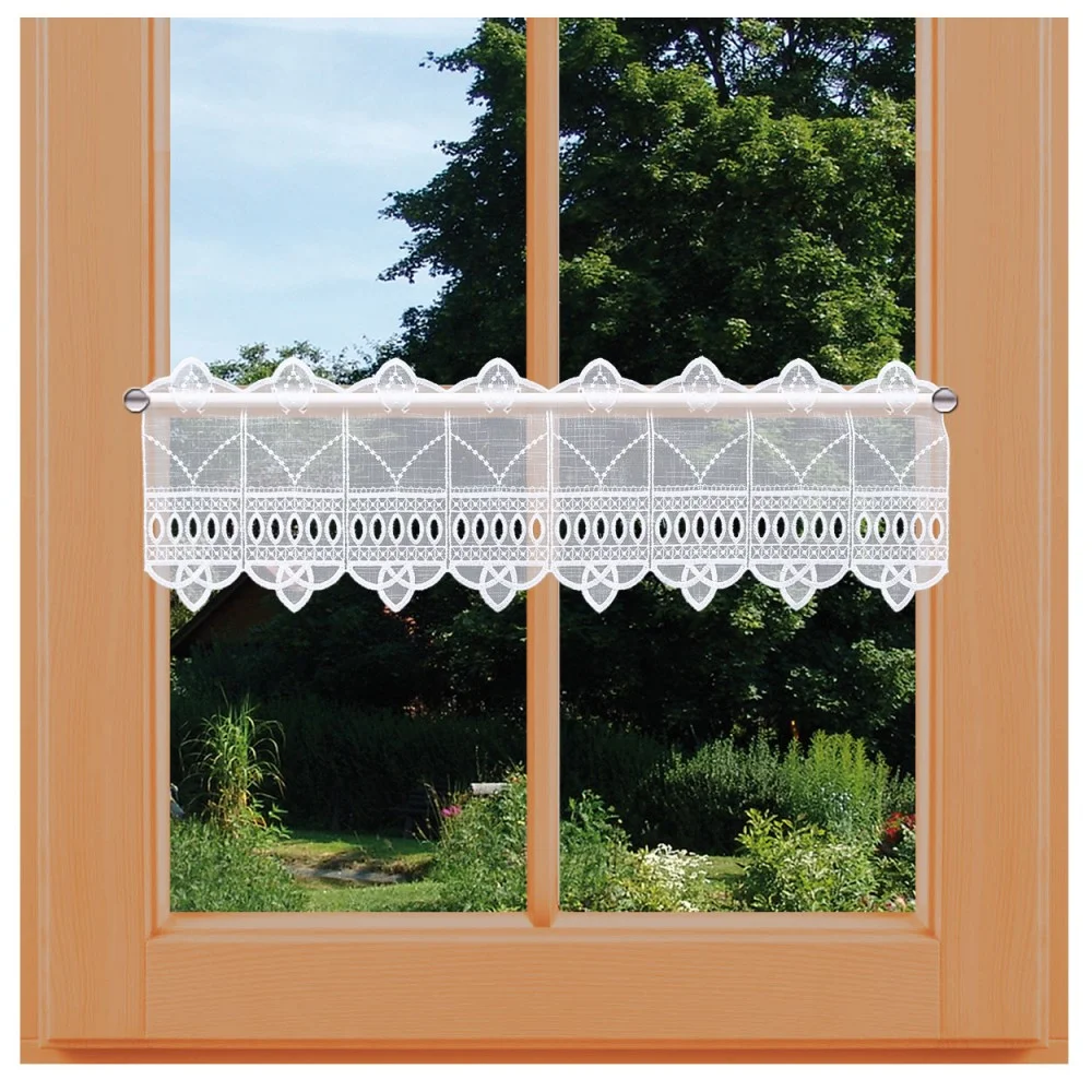 Feenhausgardine Mayla klein am Fenster dekoriert