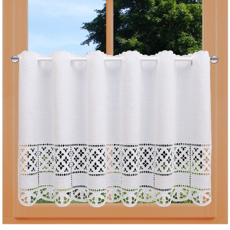 Scheibenhänger Petrissa am Fenster dekoriert